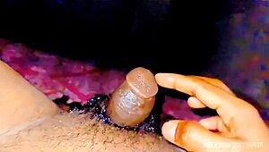 Присвива се в банята, пишка си в устата докато размотва дупето