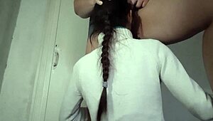 Pisse gicle bouche pendant doigtage trou cul béant gros plan