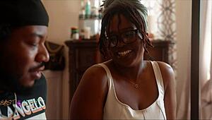 Най-добрата ми приятелка ме моли да я оплодя в стегнатата путка с големия си черен хуй докато я язди силно