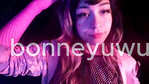 Bonneyuwu's sexy twerk dance shows off her tight petite body.