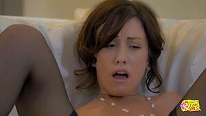 Twee geile lesbische vriendinnen zoenen, vingeren en likken kutjes op de bank