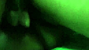 Psotny kucharz z BBC palcuje szeroką cipkę grubych BBW lasek i daje kremowy głęboki fuck