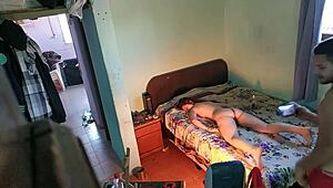 Lena kommt erschöpft von der Arbeit nach Hause und ruft ihren Masseur