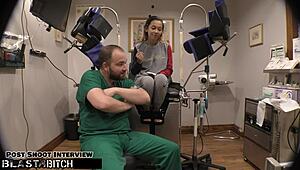 Je suis le doc qui arrose le cul latin de Kalani Luana de sperme chaud en coulisses