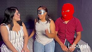 Paar testet erstes Cuckold-Treffen, Ehemann guckt zu wie sie mit zwei Typen rummacht