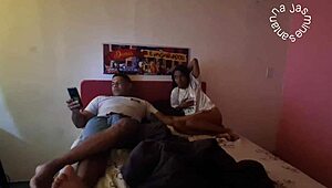 لاتينية 18+ في POV ترفع قميص الفريق تظهر طيزها مغرية