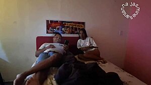 لاتينية 18+ في POV ترفع قميص الفريق تظهر طيزها مغرية