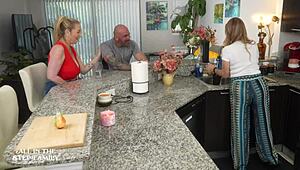 Стъпсистрицата моли за чудовищния кур на стъпбрат си дълбоко гърло и чукане