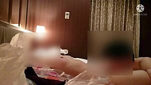 آسيوية هاوية تلحس كس عصيري في غوصة كس حصرية غير محظورة لحس كس
