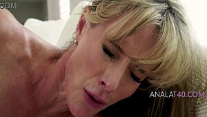 Сте майка Софи Мари ме моли за анална помощ Gunnar уф толкова стегнато