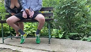 Представяш ли си зряла милфа с провиснали цици, която показва дебел задник на открито и те издои?