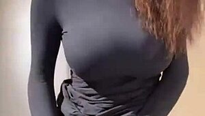 زوجة أب تدلك ثدييها الكبيرين اللبنيين الطبيعيين لنشوة شديدة