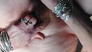 Бабата напъхва дилдо и краставица в косматата путка