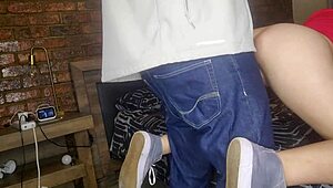 Zamisli jebeš obrijanu usku pičku 18+ pastorke doggy samo 6 min pre nego što se dečko vrati