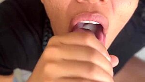 stepsis bästis brunett djupstrupar min kuk för god cum-svälj