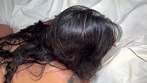 Отнемам девствеността ѝ, но не ме пуска да вкарам всичко в стегнатия ѝ секси задник