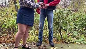 Зрялата стъпмайка с извита мазна задница и мокра путка примамва стъпсина в мръсно домашно фетиш чукане