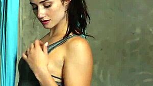 curul perfect al Alexandrei Belles se leagănă și pozează seducător