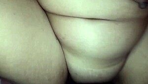 Khloe Kingsley innocente avale en gorge profonde et se fait défoncer dur en POV.