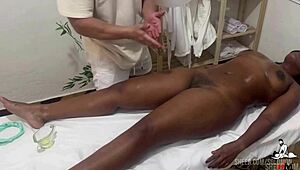 Горещата пациентка от Баия ми дава сладкото си място по време на масаж 😏