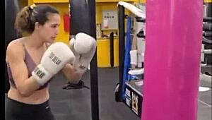 Serbische Pornstar-Frau Tilda wird beim Teasen trainiert, Amateur Outdoor Public