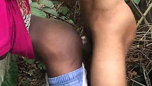 Stiefschwester beugt sich draußen hin für Stiefbruder Doggy-Fick homemade