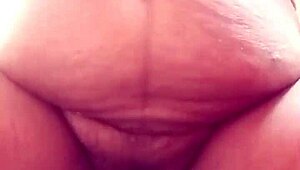 Indian desibhabhi writhes as fingers plunge deep into her wet pussy