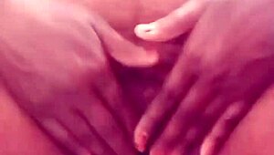 Indian desibhabhi writhes as fingers plunge deep into her wet pussy