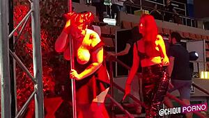 Chica gorda grita mientras le derriten cera en el escenario público?