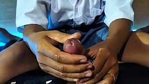 Kiusoitteleva vaimo runkkaa miehen kyrpää syvällä intohimella