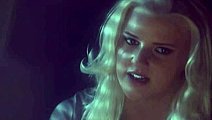 Geile blonde MILF nimmt fetten Schwanz tief in Arsch und Fotze