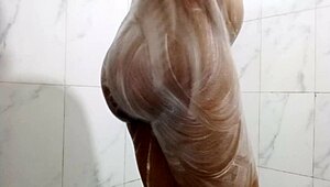 amazing pissing bath... who can fuck me while i bath??