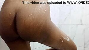 amazing pissing bath... who can fuck me while i bath??