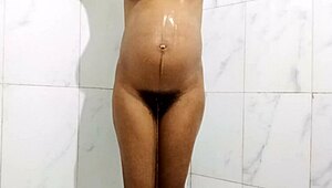 amazing pissing bath... who can fuck me while i bath??