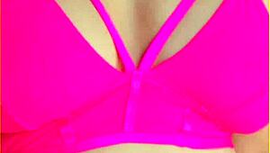 O kurwa różowa bielizna żonki idealnie opina jej wielkie cycki