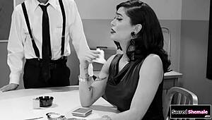 Транс вдовица Домино Пресли в чорапи бърбек и лиже дупето на полицая