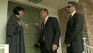 Großbusige deutsche MILF fickt US-Ringer Löffelchen ihre rasierte Fotze in Kalifornien!