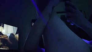 Nikki Lixxx twerkt Arsch und spritzt hart in Yoga Pants??