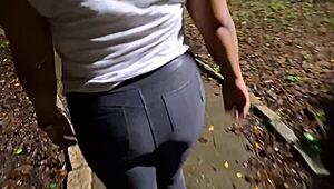 Naštvaná žena se svlékne nahou na náměstí pro polknutí konče