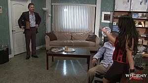 По дяволите! Геен азиатска милф язди курa на компютърния тип, докато мъж ѝ гледа!