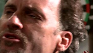 По дяволите! Геен азиатска милф язди курa на компютърния тип, докато мъж ѝ гледа!