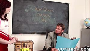 Tânără 18+ cu țâțe mari lesbi se înfierbântă în pat cu milf mămucă