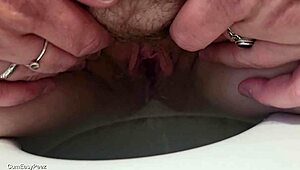 37 сцени с пикаене в баня и тоалетна компилация