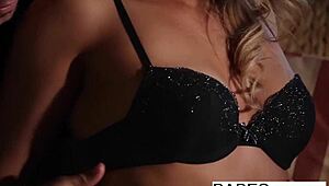 Štíhlá sportovní kráska láká Chada Whitea na tvářový výstřik