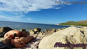 Fremde erwischen Ehefrau beim Wichsen und Ficken meines Big Cock am Nudistenstrand - Echtes Amateure French Misscreamy