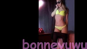 Bonneyuwu dances sexy in panties and pantyhose