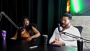 como o frances conheceu a brasileira... ele tava tipo perdido no liberalismo ai fizeram menage com a cherie vendo tudo no see through vermelho... loucura ne?