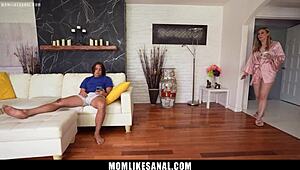 Голяма путена милф мащеха се навежда докато стъпсъновият чудо кур пълни тесния й гъз на четири