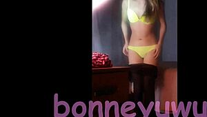 Bonneyuwu dances sexy in panties and pantyhose