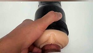 Виж това соло където голям черен кур дилдо се бие и прониква твърдо